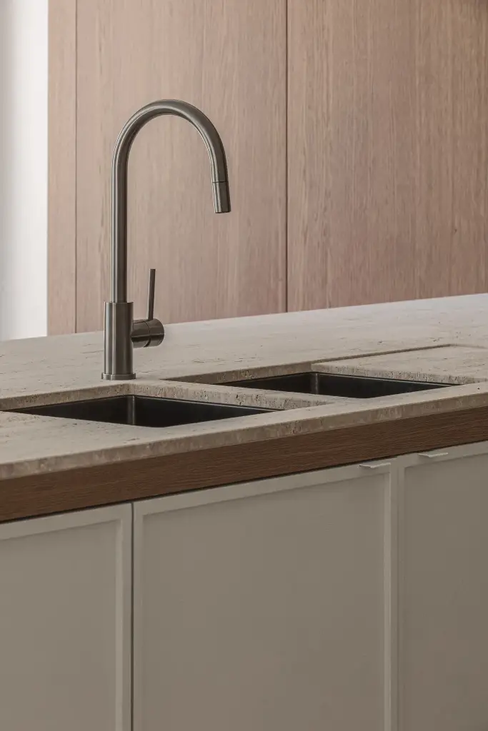 Keukenkraan boven de dubbele spoelbak voor een eikenhouten kast, Herenhuis in Roeselare, interieur Laura Calleeuw