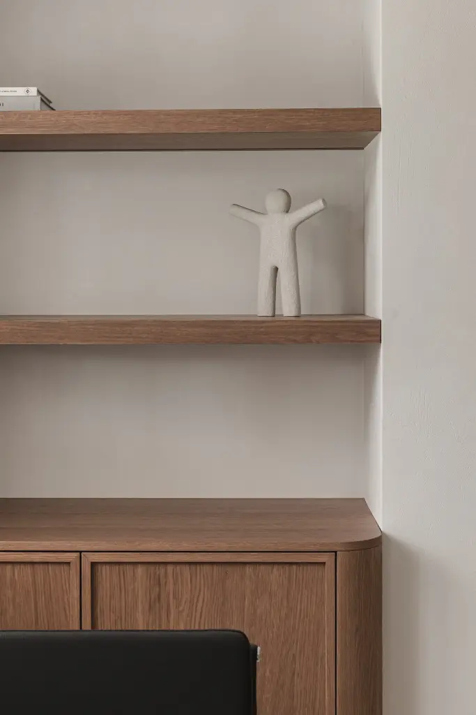 Nis met eikenhouten planken, sculpturen en een eiken onderkast, Herenhuis in Roeselare, interieur Laura Calleeuw