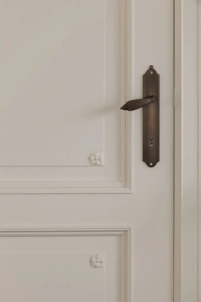 Witte paneeldeur met bronzen klink, Herenhuis in Roeselare, interieur Laura Calleeuw