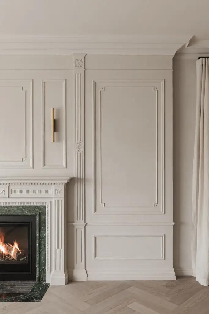Klassieke schouw met lambrisering en een messing wandlamp, met en zonder verlichting, Herenhuis in Roeselare, interieur Laura Calleeuw