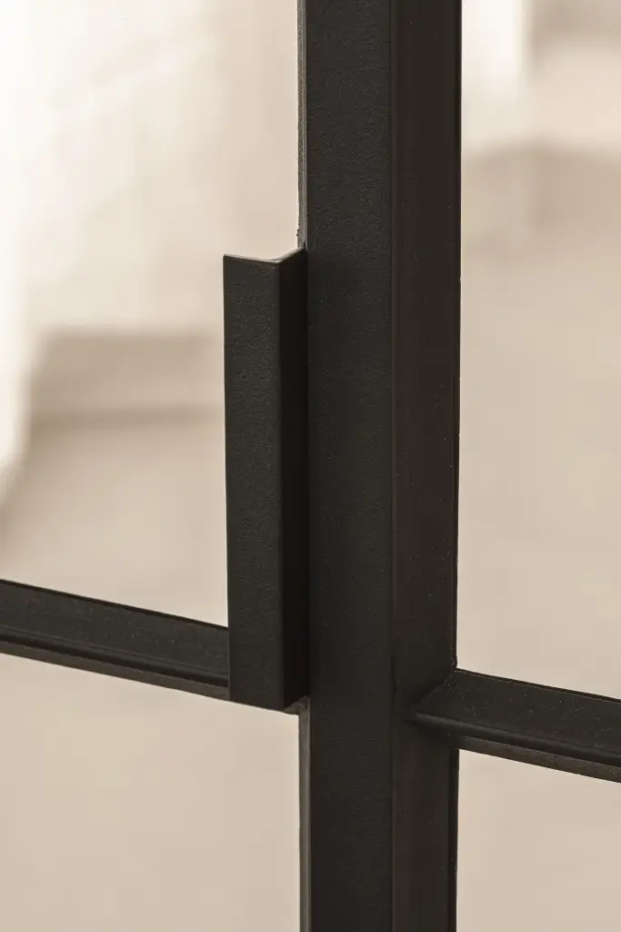 Detail van het zwarte profiel van de stalen glasdeur, Herenhuis in Roeselare, interieur Laura Calleeuw