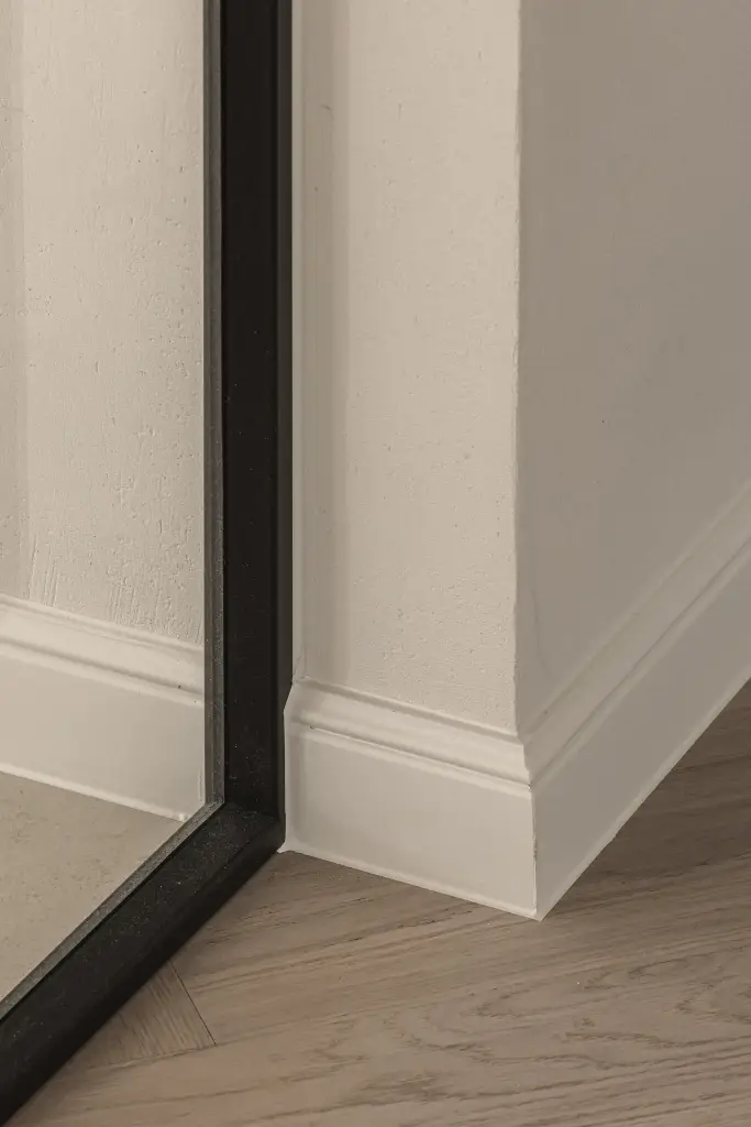Detail van een stalen profiel en plint op het parket, Herenhuis in Roeselare, interieur Laura Calleeuw