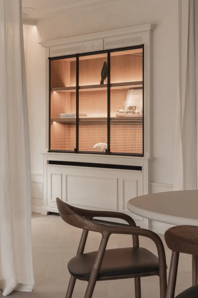 Verlichte vitrinekast met stalen profielen en een eikenhouten stoel, Herenhuis in Roeselare, interieur Laura Calleeuw