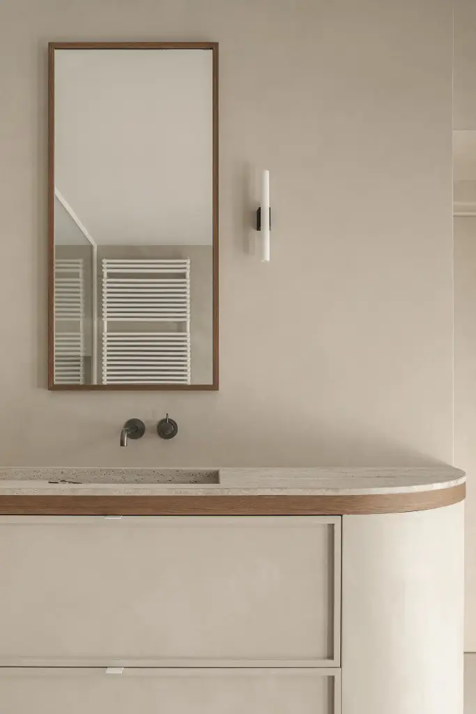Wastafelmeubel met afgeronde eikenhouten rand en spiegel met wandlamp, Herenhuis in Roeselare, interieur Laura Calleeuw