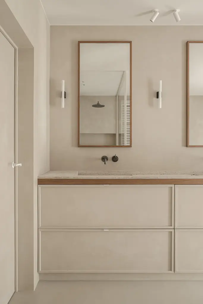 Wastafelmeubel met eikenhouten blad, spiegel in eiken lijst en witte wandlampen, met en zonder verlichting, Herenhuis in Roeselare, interieur Laura Calleeuw