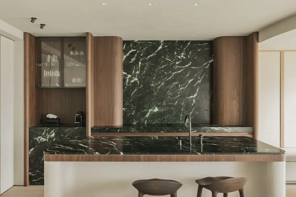 Keukeneiland en vitrinekast voor een marmeren achterwand, Compact appartement in Knokke, interieur Laura Calleeuw