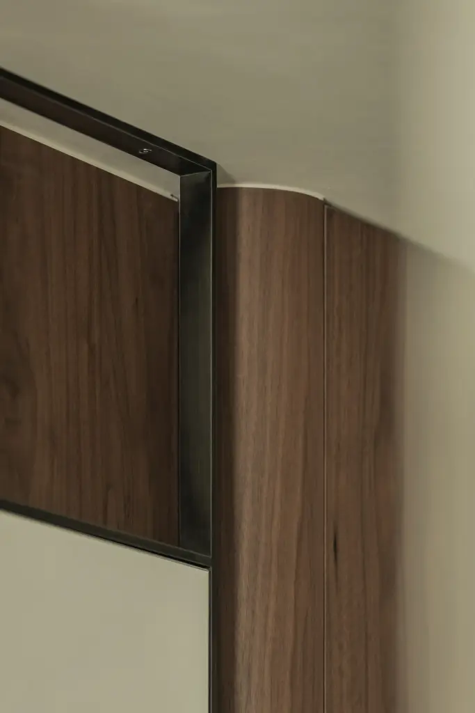 Detail van een walnoten kast met afgeronde hoek, Compact appartement in Knokke, interieur Laura Calleeuw