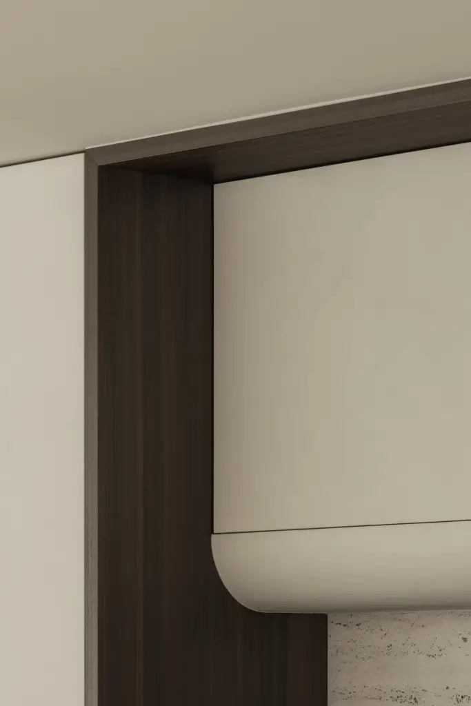 Afgeronde kastnis met travertijn en donker houten omlijsting, Nieuwbouwwoning in Roeselare, interieur Laura Calleeuw