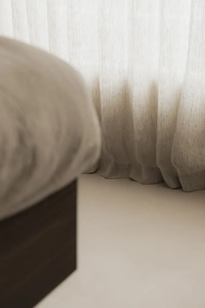 Detail van bed en linnen gordijn in de slaapkamer, Nieuwbouwwoning in Roeselare, interieur Laura Calleeuw