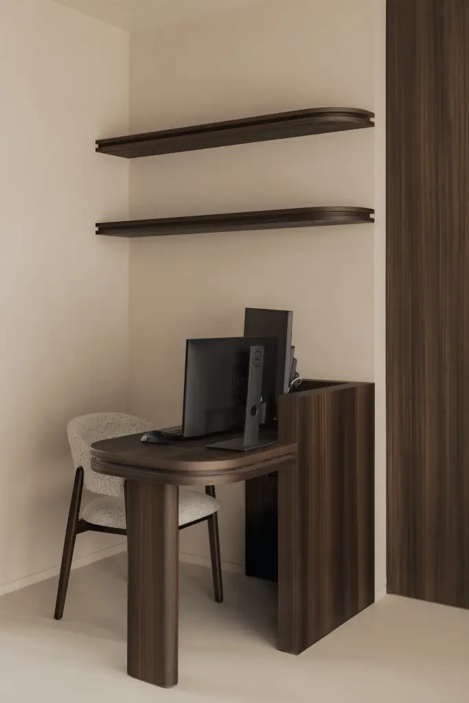 Bureau in walnoot met wandplanken en houten stoel, Nieuwbouwwoning in Roeselare, interieur Laura Calleeuw