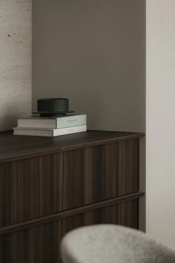 Dressoir met lamellenfront in donker hout, Nieuwbouwwoning in Roeselare, interieur Laura Calleeuw