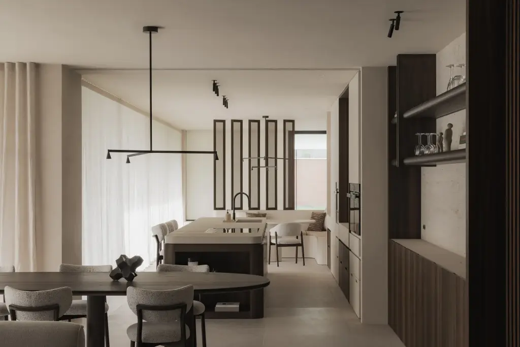 Eethoek met ovale tafel en bouclé stoelen voor de keuken met zwarte hanglamp, Nieuwbouwwoning in Roeselare, interieur Laura Calleeuw