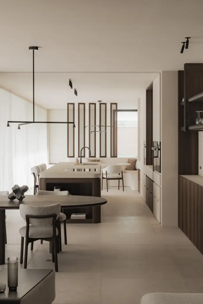 Eethoek met ovale tafel en bouclé stoelen voor de keuken met zwarte hanglamp, Nieuwbouwwoning in Roeselare, interieur Laura Calleeuw