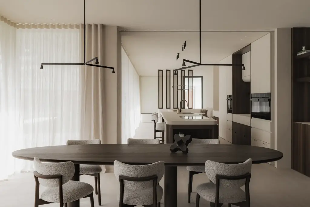 Eethoek met ovale tafel en bouclé stoelen voor de keuken met zwarte hanglamp, Nieuwbouwwoning in Roeselare, interieur Laura Calleeuw