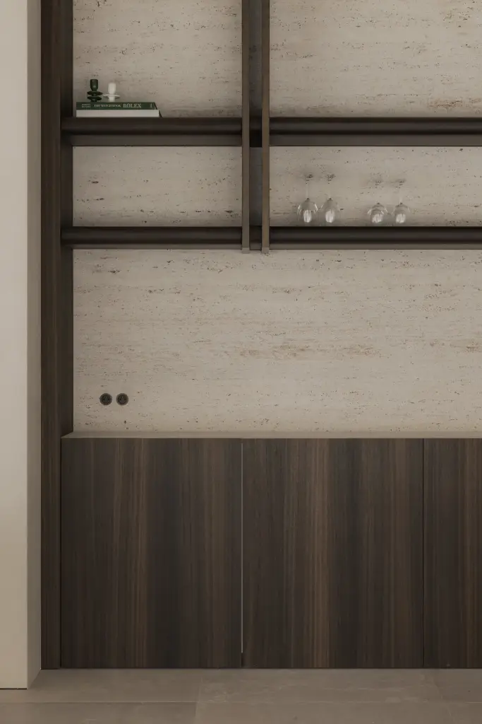 Eettafel voor een wandkast met travertijn rugwand, planken en lamellenpaneel, Nieuwbouwwoning in Roeselare, interieur Laura Calleeuw