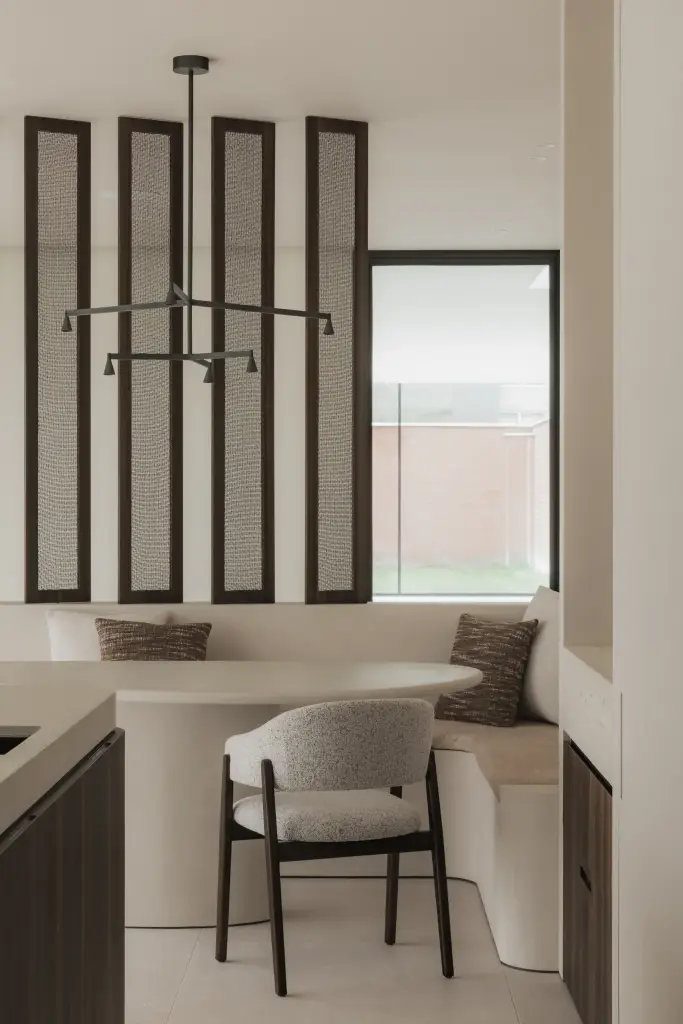 Eethoek met afgeronde zitbank, ovale tafel en bouclé stoelen, Nieuwbouwwoning in Roeselare, interieur Laura Calleeuw