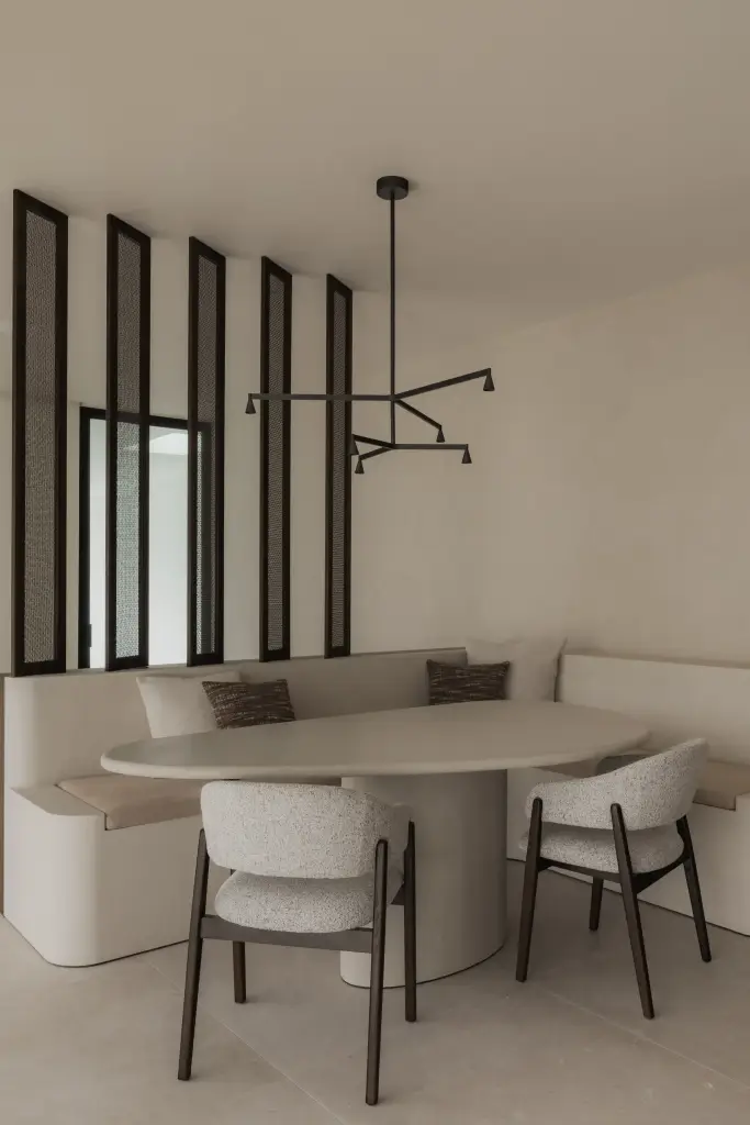 Eethoek met afgeronde zitbank, ovale tafel en bouclé stoelen, Nieuwbouwwoning in Roeselare, interieur Laura Calleeuw