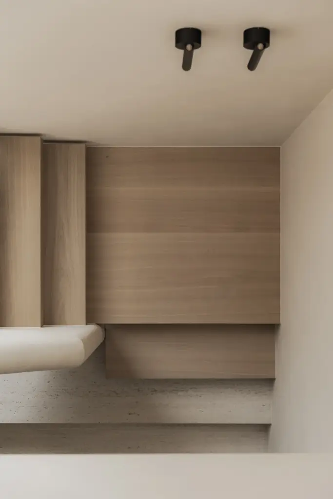 Eikenhouten trap met afgeronde gestucte leuning en zwarte spots, Nieuwbouwwoning in Roeselare, interieur Laura Calleeuw