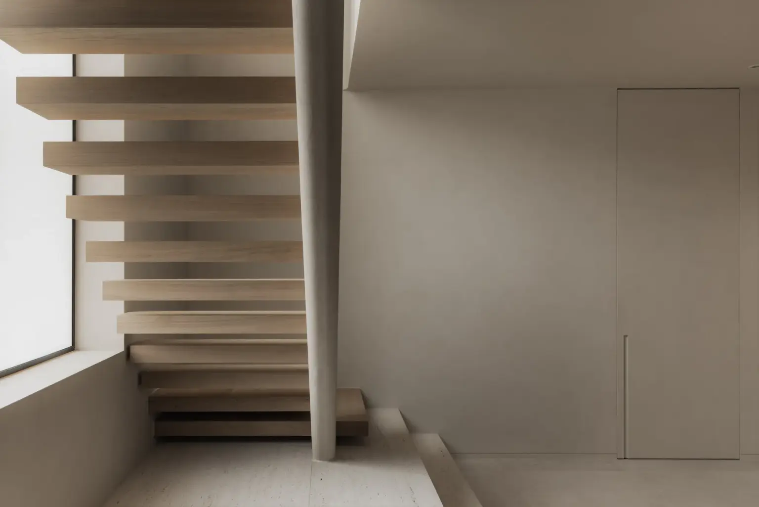 Zwevende eiken trap met travertijn trede naast een onzichtbare deur, Nieuwbouwwoning in Roeselare, interieur Laura Calleeuw