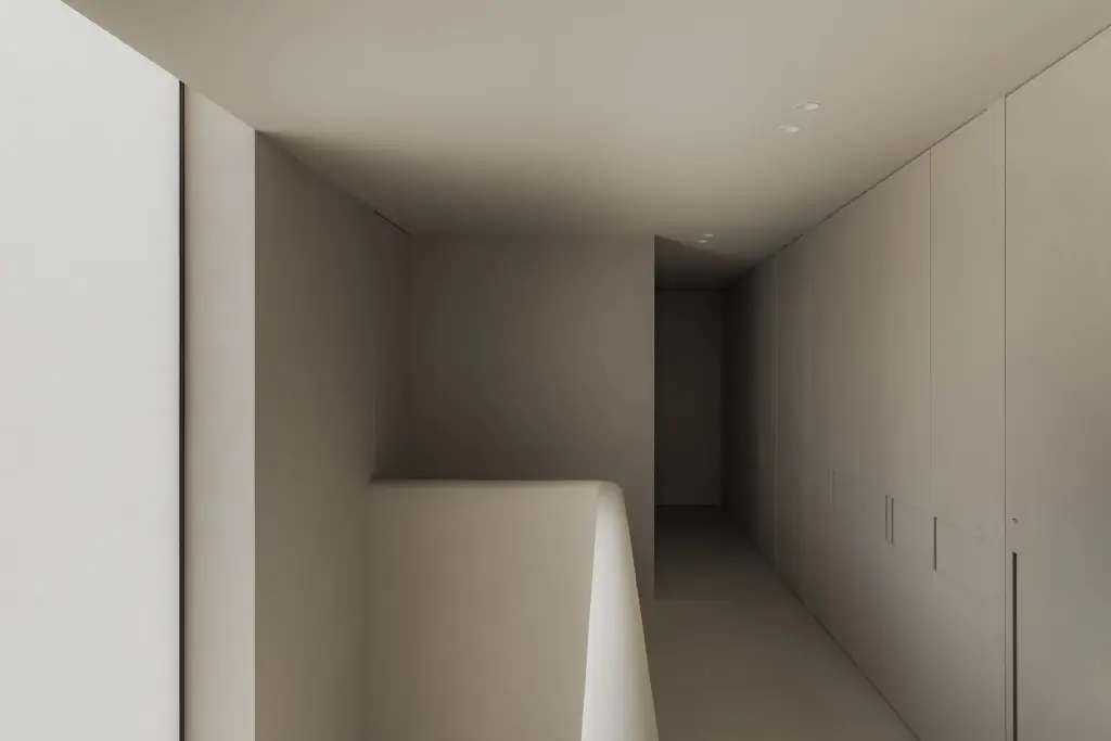 Gang met inbouwkasten en afgeronde trapleuning in microcement, Nieuwbouwwoning in Roeselare, interieur Laura Calleeuw