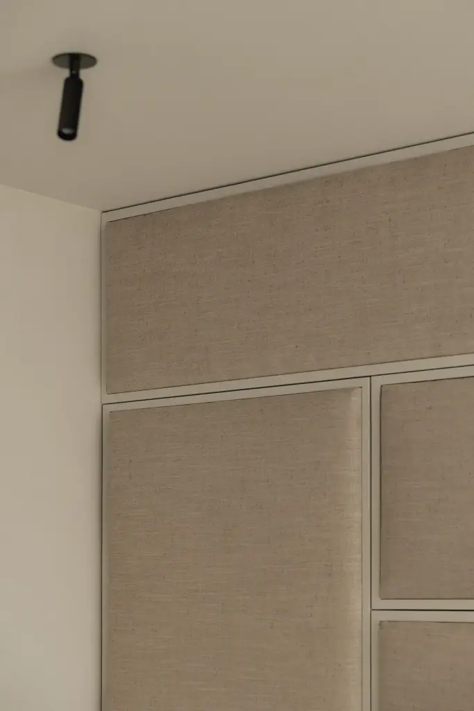 Detail van gestoffeerde wandpanelen in linnen, Nieuwbouwwoning in Roeselare, interieur Laura Calleeuw