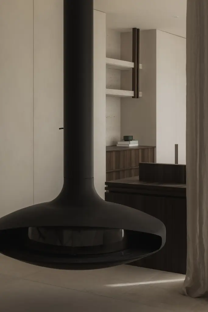 Zwarte hangende haard in de woonkamer, Nieuwbouwwoning in Roeselare, interieur Laura Calleeuw