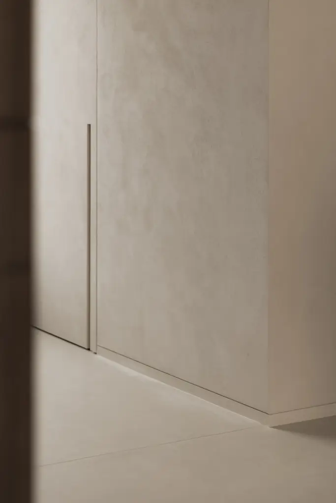 Inbouwkast verwerkt in een microcement wand, Nieuwbouwwoning in Roeselare, interieur Laura Calleeuw