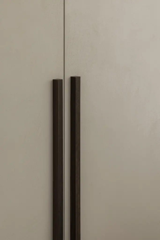 Inbouwkast met lange verticale handgreep in donker hout, Nieuwbouwwoning in Roeselare, interieur Laura Calleeuw