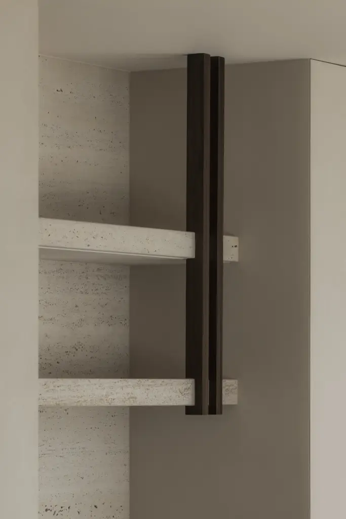 Inbouwkast met lange verticale handgreep in donker hout, Nieuwbouwwoning in Roeselare, interieur Laura Calleeuw