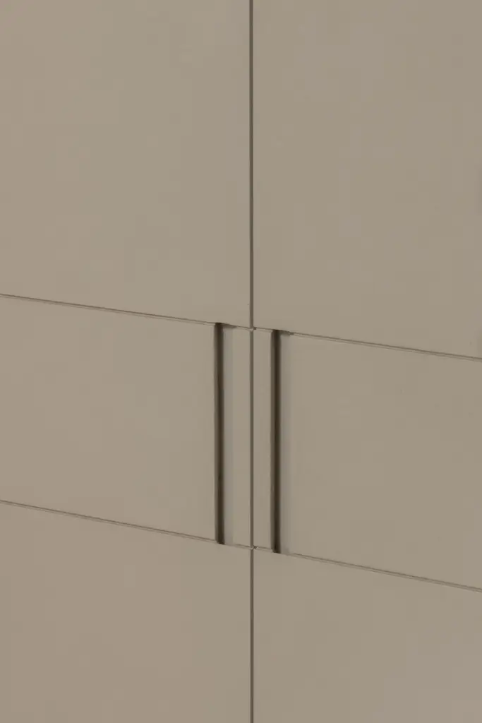 Inbouwkast met verticale zwarte handgrepen, Nieuwbouwwoning in Roeselare, interieur Laura Calleeuw