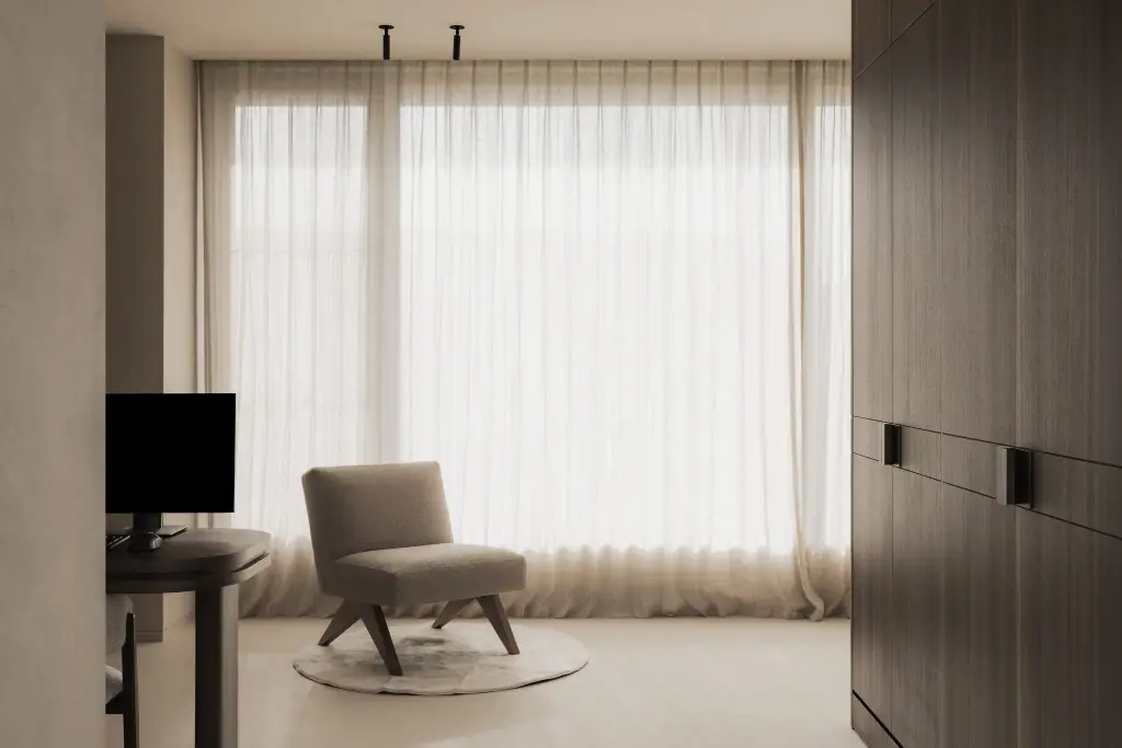 Werkruimte met fauteuil, linnen gordijnen en donkere kasten, Nieuwbouwwoning in Roeselare, interieur Laura Calleeuw