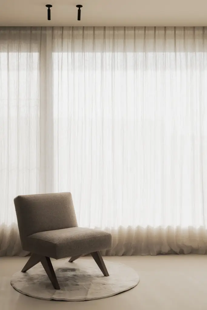 Werkruimte met fauteuil, linnen gordijnen en donkere kasten, Nieuwbouwwoning in Roeselare, interieur Laura Calleeuw