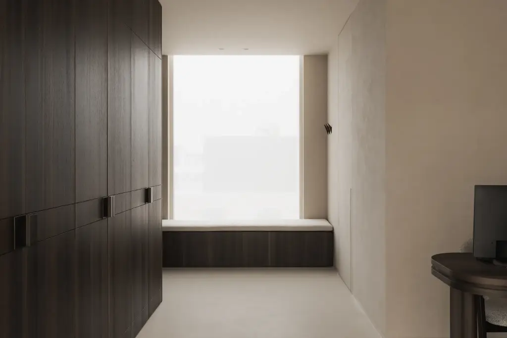 Kastenwand in donker hout met zitbank onder het raam, Nieuwbouwwoning in Roeselare, interieur Laura Calleeuw