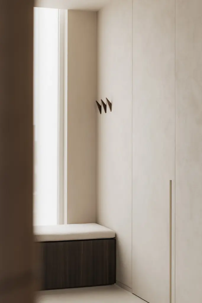 Kastenwand in donker hout met zitbank onder het raam, Nieuwbouwwoning in Roeselare, interieur Laura Calleeuw