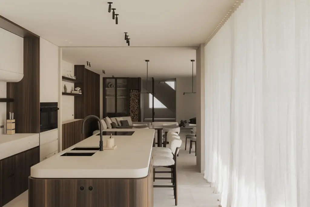 Keuken met eiland en doorkijk naar de leefruimte achter lange gordijnen, Nieuwbouwwoning in Roeselare, interieur Laura Calleeuw