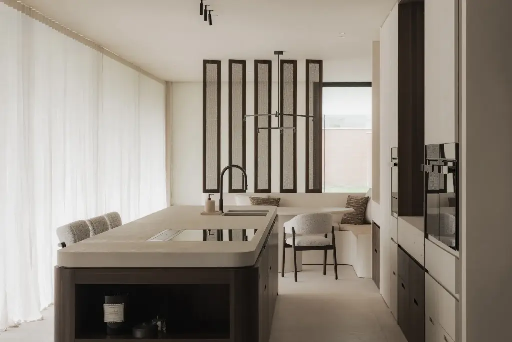 Keukeneiland met eethoek en zitbank achter een glazen lamellenscherm, Nieuwbouwwoning in Roeselare, interieur Laura Calleeuw