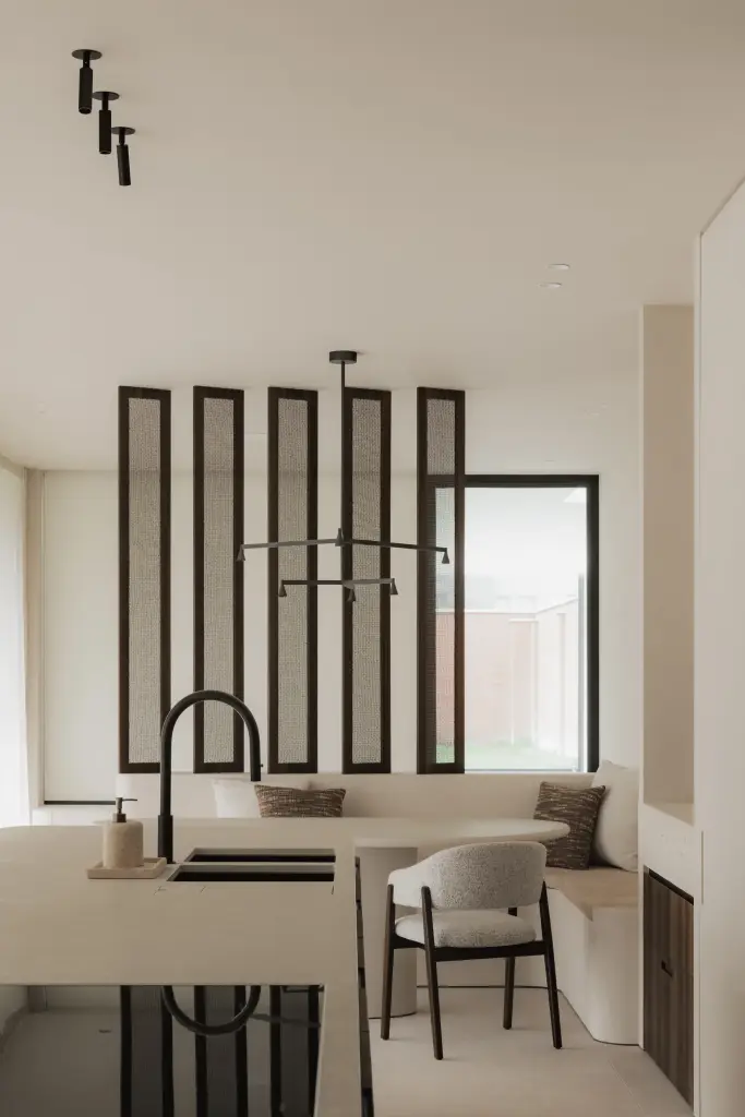 Keukeneiland met eethoek en zitbank achter een glazen lamellenscherm, Nieuwbouwwoning in Roeselare, interieur Laura Calleeuw