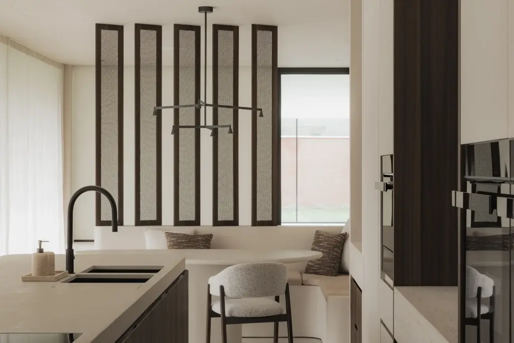 Keuken met afgerond eiland, glazen lamellenscherm en eethoek op de achtergrond, Nieuwbouwwoning in Roeselare, interieur Laura Calleeuw