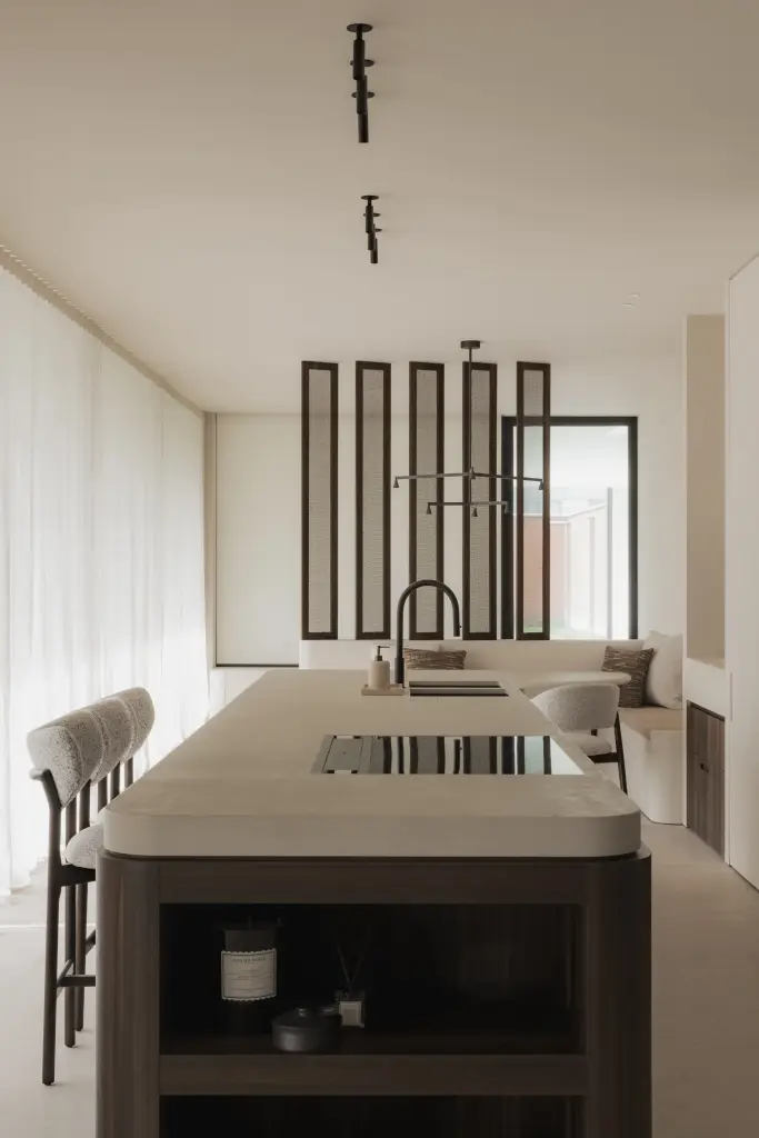 Keukeneiland met kookplaat, barkrukken en glazen lamellenscherm, Nieuwbouwwoning in Roeselare, interieur Laura Calleeuw