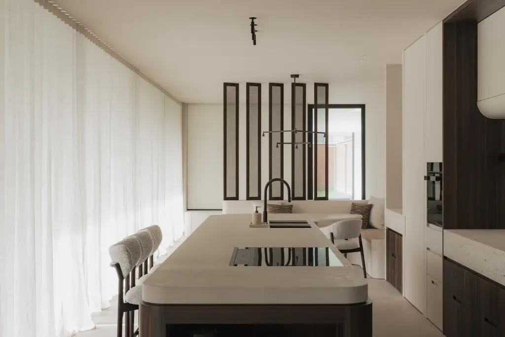 Keukeneiland met kookplaat, barkrukken en glazen lamellenscherm, Nieuwbouwwoning in Roeselare, interieur Laura Calleeuw