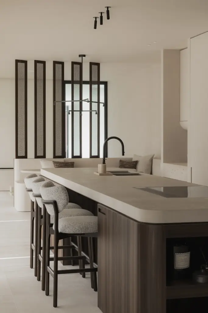 Keukeneiland met kookplaat, barkrukken en glazen lamellenscherm, Nieuwbouwwoning in Roeselare, interieur Laura Calleeuw