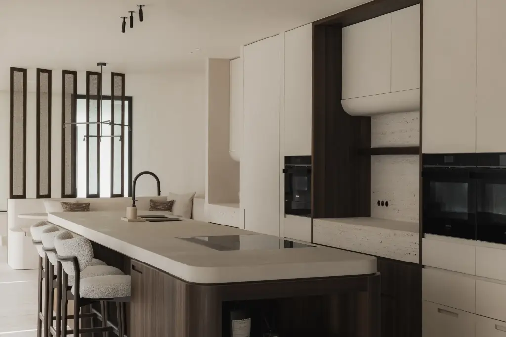 Keukeneiland met barkrukken en ovenkast met travertijn nis, Nieuwbouwwoning in Roeselare, interieur Laura Calleeuw