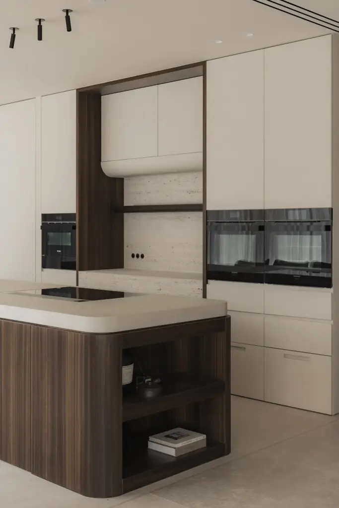 Keukeneiland met open vak, boeken en ovenkast, Nieuwbouwwoning in Roeselare, interieur Laura Calleeuw