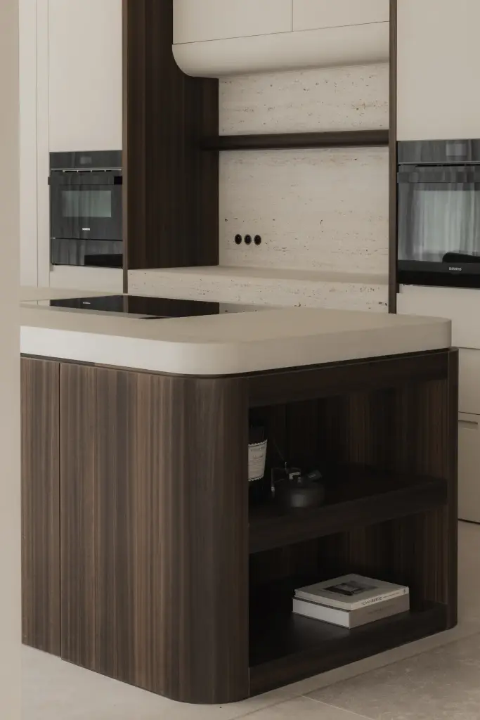 Keukeneiland met open vak, boeken en ovenkast, Nieuwbouwwoning in Roeselare, interieur Laura Calleeuw