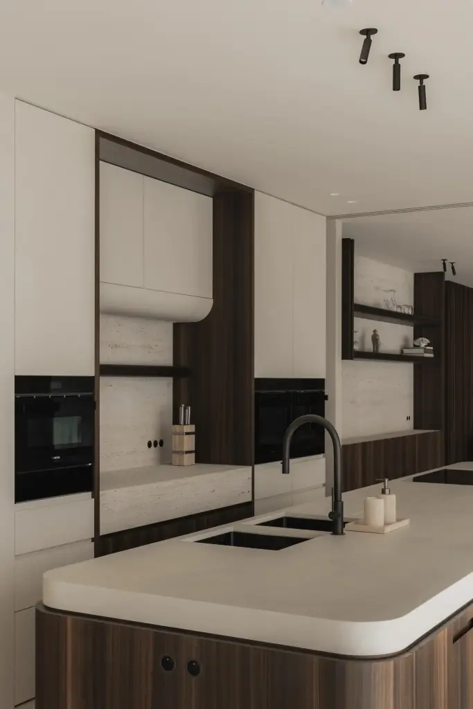 Keukeneiland met spoelbak voor de ovenkast met afgeronde nis, Nieuwbouwwoning in Roeselare, interieur Laura Calleeuw