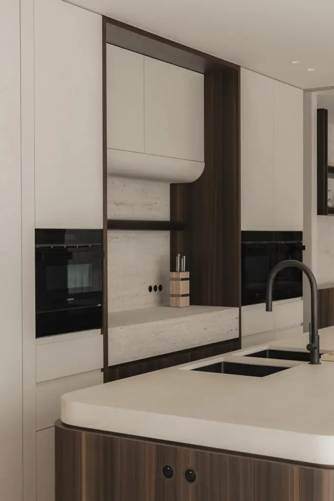 Keukeneiland met spoelbak voor de ovenkast met afgeronde nis, Nieuwbouwwoning in Roeselare, interieur Laura Calleeuw