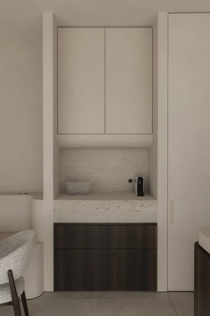 Koffiehoek in een travertijn nis met onderkast in donker hout, Nieuwbouwwoning in Roeselare, interieur Laura Calleeuw