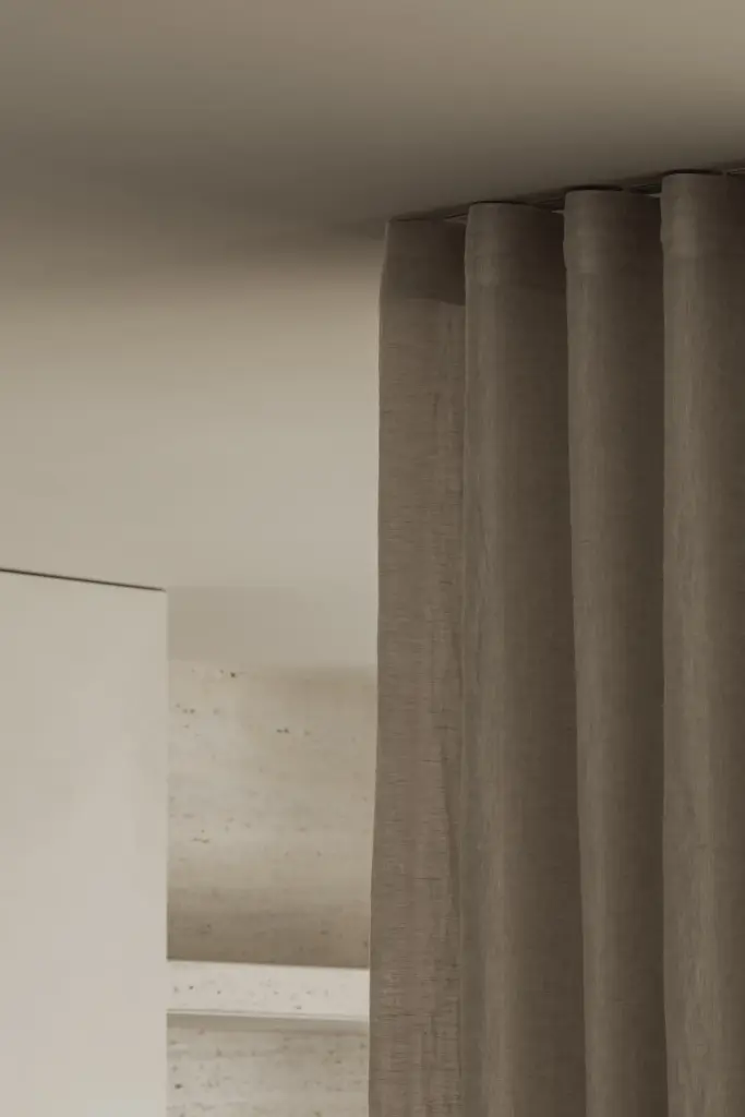 Zware linnen gordijnen met ringen, Nieuwbouwwoning in Roeselare, interieur Laura Calleeuw