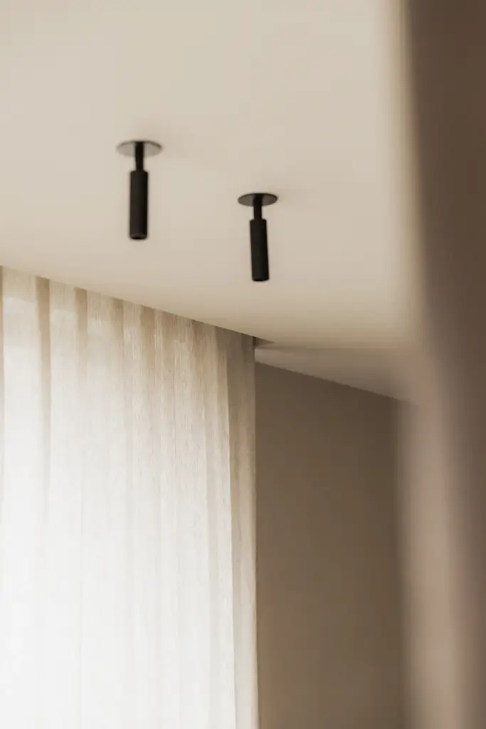 Linnen gordijn met zwarte inbouwspots, Nieuwbouwwoning in Roeselare, interieur Laura Calleeuw