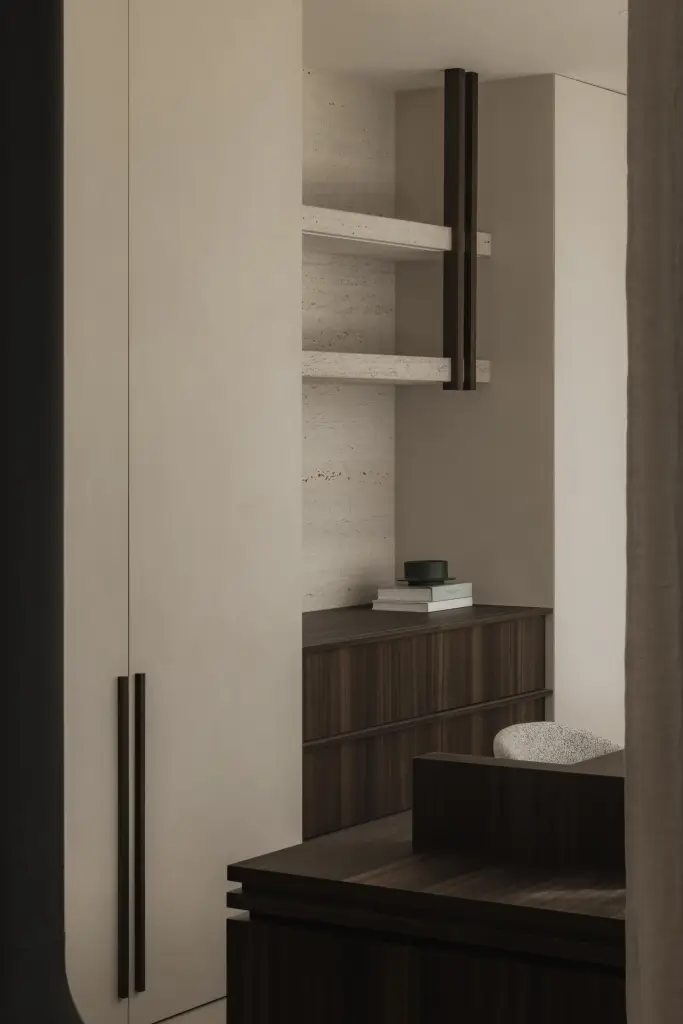 Nis met travertijn planken boven een dressoir in donker hout, Nieuwbouwwoning in Roeselare, interieur Laura Calleeuw